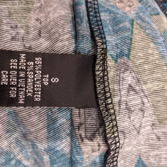 Ladies size small I.N. Studio top short sleeve. EUC - Picture 3 of 4